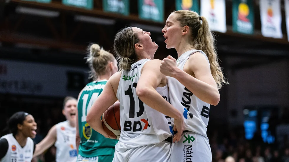 Mehryn Kraker och Ellen Nyström firar ihop under sista finalmatchen.