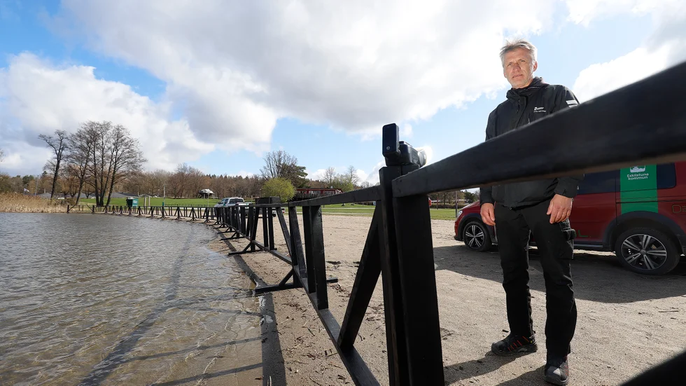 Jan Danielsson, arenavärd på kultur- och fritidsförvaltningen, hoppas att åtgärderna ska få gässen att hålla sig borta från badplatserna.