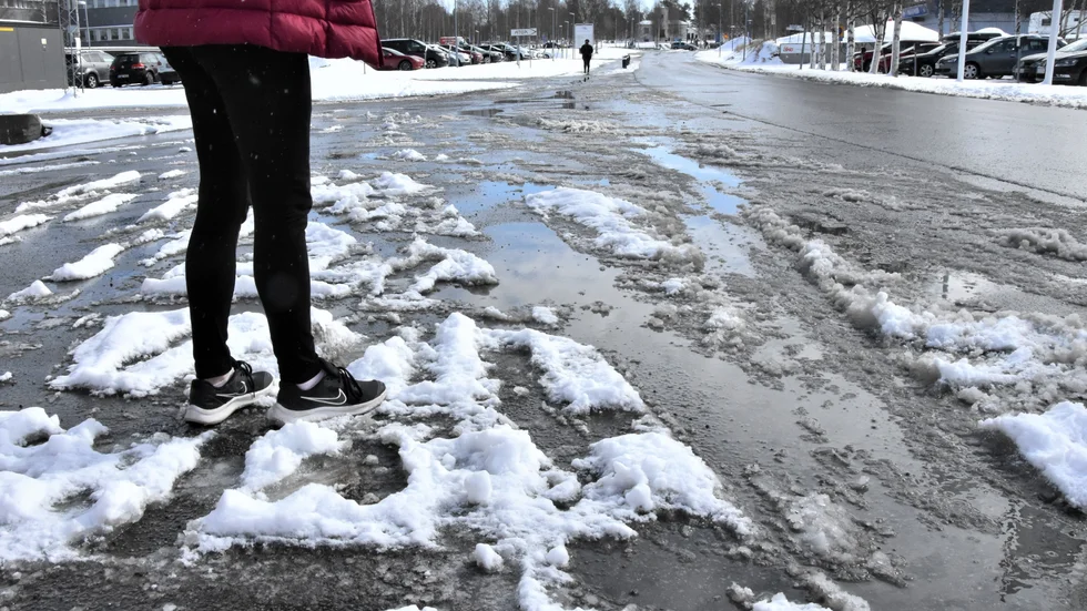 Turligt nog hade Carsten Ryyty vinterdäcken på så att han tog sig till verkstaden för att skifta till sommardäck.