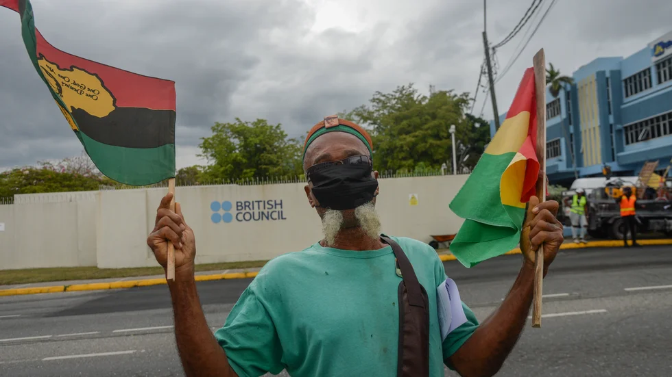En man som protesterar i samband med prins Williams besök i Jamaica i mars i fjol. Arkivbild.