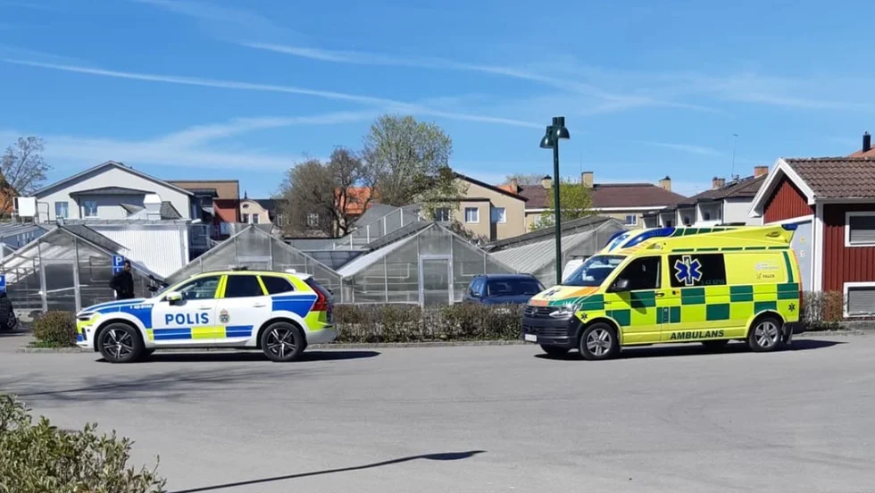 Polis och ambulans kallades till Trädgårdsföreningen i Linköping med anledning av att ett barn satt instängt i en bil.