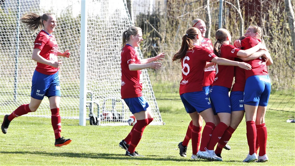 Bara en dryg tredjedel av MVT:s svarande läsare tycker Borens IK ska leda Motalas damfotboll. Nu svarar Borens styrelse på debatten om damfotbollen i stan. 