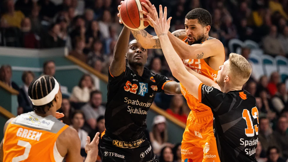 Marcus Tyus, Anton Cook och Bodie Hume fightas om bollen under den första finalen.
