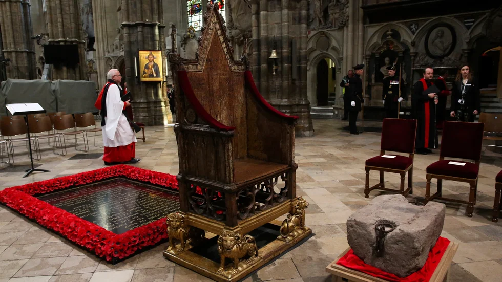 Sconestenen, även känd som Ödesstenen, samt Kröningsstolen som väntar kung Charlies vid kröningen i Westminster Abbey.