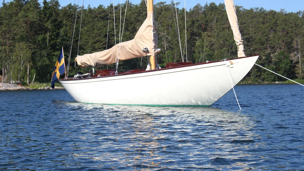 Den eleganta träbåten Princess Svanevit ankrade upp för natten i Bråtviken söder om Västervik.