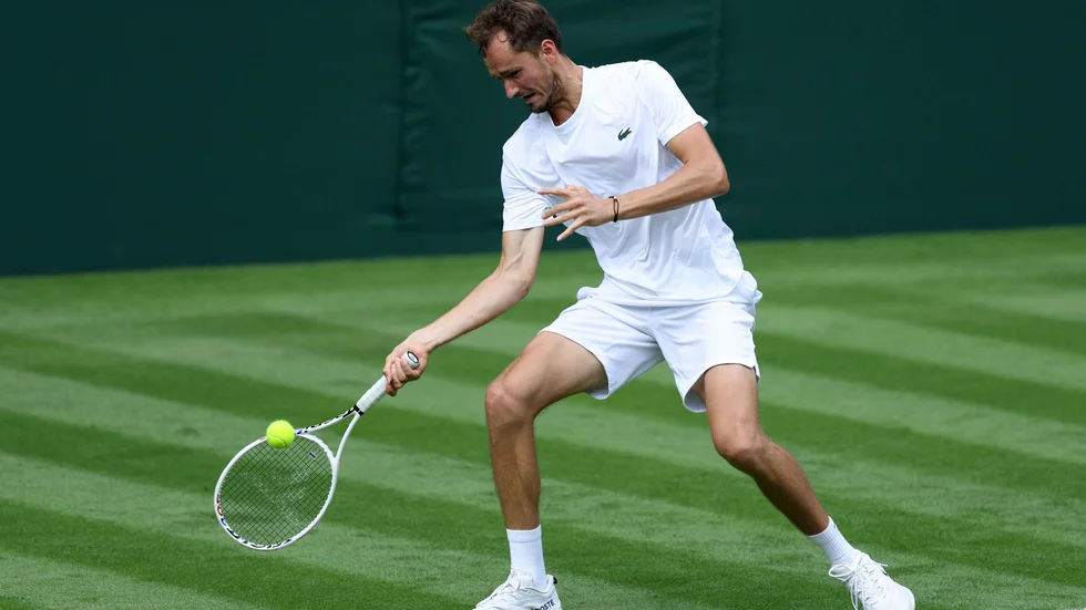 Världstrean Daniil Medvedev tränar inför Wimbledon.