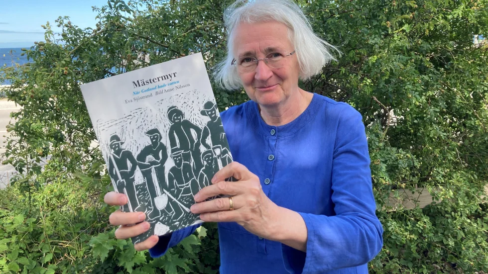Eva Sjöstrand med boken "Mästermyr - När Gotland hade vatten", en av två böcker som kommit ut under året.