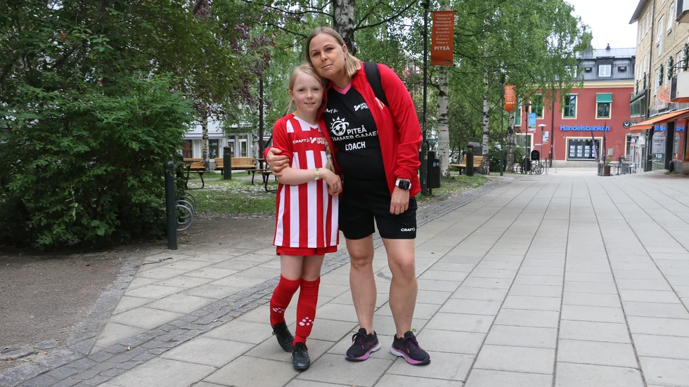 "När jag gick i paraden och när jag spelade mot utländska lag", säger nioåriga Signe Grahn som precis spelat sin första match i turneringen.   