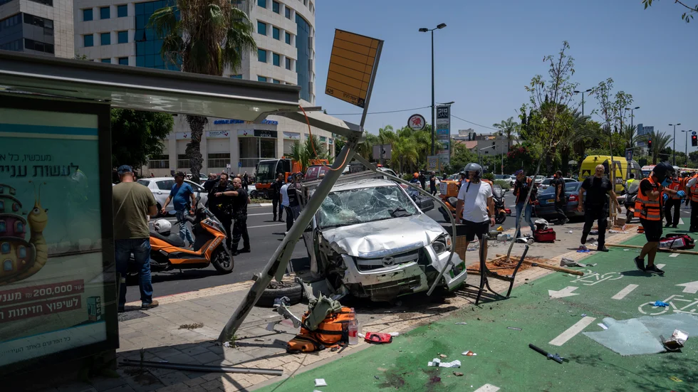 Flera personer har skadats efter att en bil kört in i en folksamling i den norra delen av Tel Aviv.