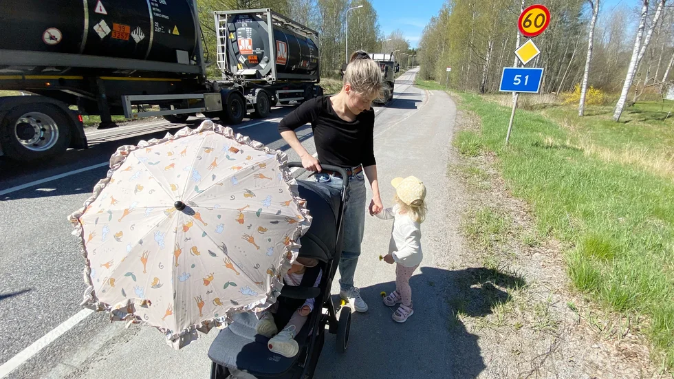 Josefine Öbergs dagliga promenader till förskolan i Sonstorp sker i en intensiv trafikmiljö. Tung trafik passerar förbi på Örebrovägen bara några meter ifrån henne och döttrarna.
