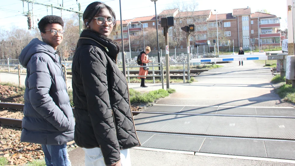 "Det är farligt om bommarna inte fungerar. Jag hoppas att de lagar det snabbt om det skulle hända igen", säger Judie Ali. Till vänster i bild Abdul Aziz Ali vid korsningen mellan Knivstavägen och järnvägen i centrala Knivsta, som denna dag fungerar.