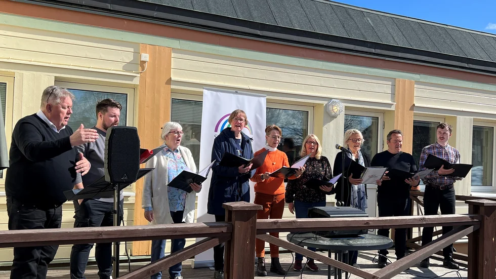 Vårsångsensemblen utanför församlingshemmet i Jokkmokk.