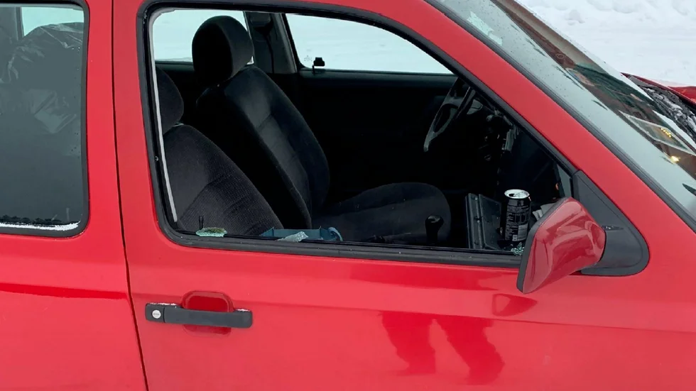 Mannen påstås ha slagit in fönsterrutan på bilen med en hammare och tvingat med sig offret.