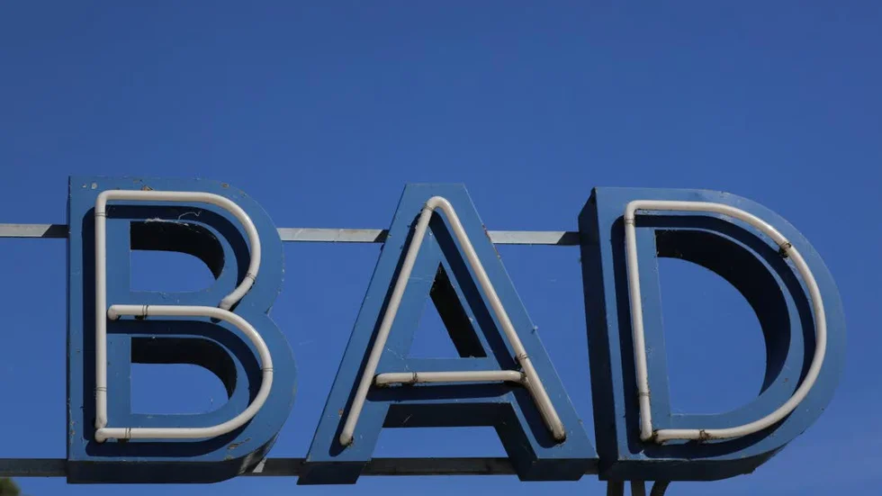 Engelskans ord? Då betyder Bad ”dåligt” och det är vad insändarskribenten anser att många badhus är rent hygienmässigt i dag då få tvättar av sig innan de kliver ned i poolerna.