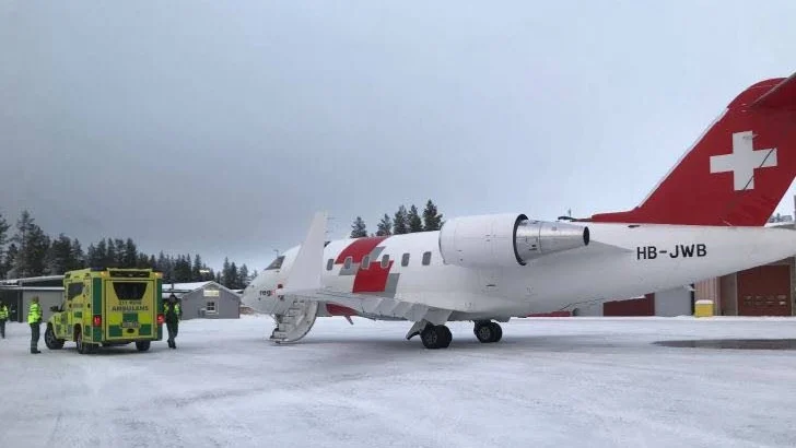 23-åringen som var den enda som överlevde dödsolyckan i Masugnsbyn har fått flygga hem till Schweiz och vårdas nu på sjukhus i Bern.