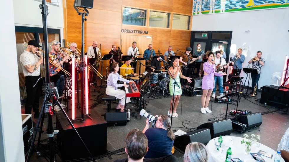 Nine Sparks Riots och Norrbotten Big Band under ledning av Kristian Persson avslutade Festspelen i Piteå med en musikaliskt färgsprakande konsert. Sångerskorna heter Joanné Nugas och Graciela Chin A Loi. 