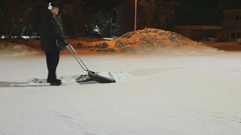 Vinkningen och ett leende fick Patrik från Norrskensvägen att orka fortsätta skotta snö.