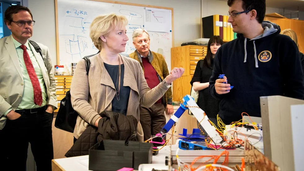 UPPVAKTAS. Helene Hellmark Knutsson, minister för högre utbildning och forskning, får besök på onsdagen. Här ses hon vid ett besök på Institutet för rymdfysik i Kiruna 2015.