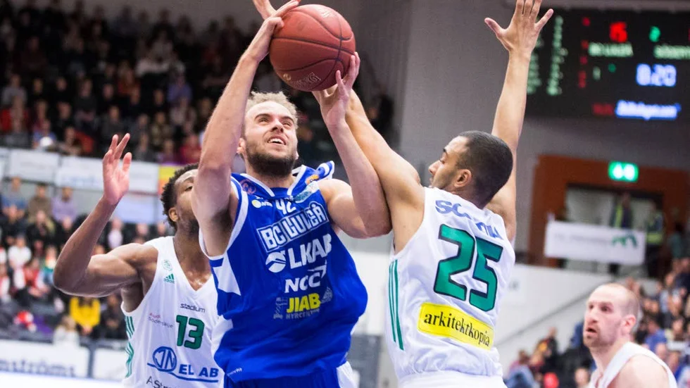 Denzel Andersson i en av många fysiska dueller från matchen.