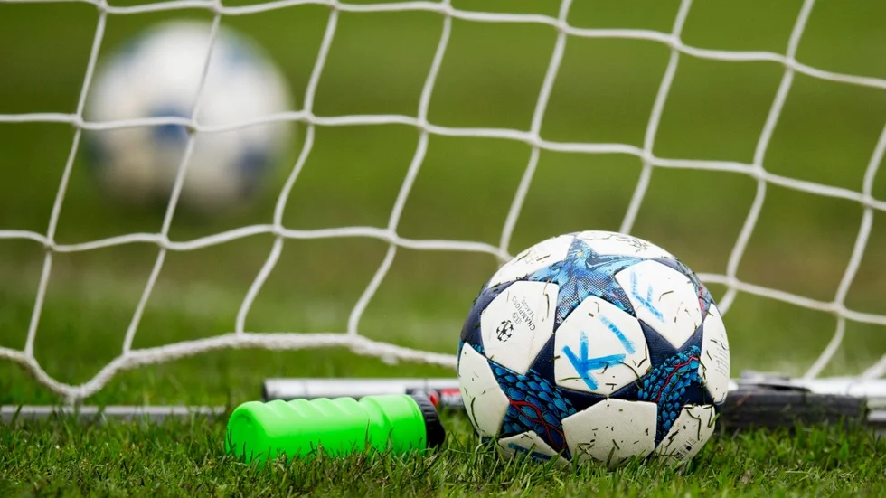 170930 En boll vid ett fotbollsmål matchen i Div 2 mellersta Norrland mellan Kovland och Alnö den 30 september 2017 i Kovland.
Foto: Nils Jakobsson / BILDBYRÅN / kod NJ / 74239