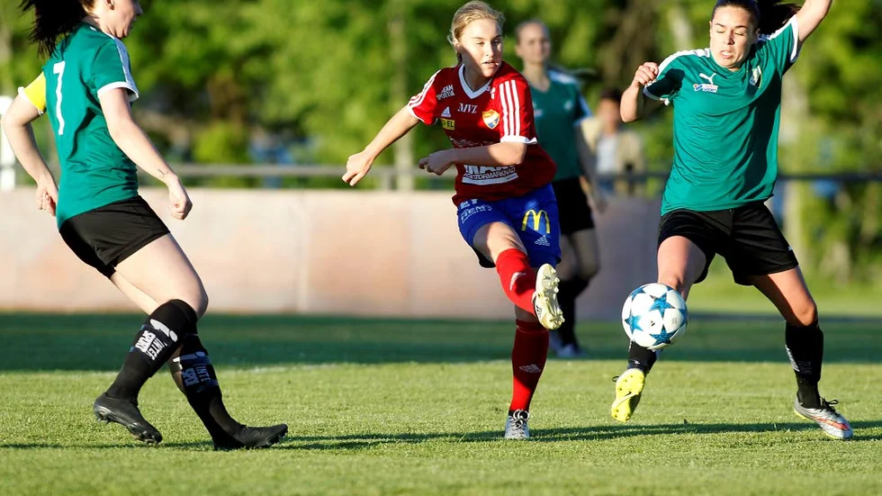 KAMP. Boren kämpade sig till en poäng borta mot topplaget Smedby och har avgörandet att hänga kvar i tvåan i egna händer.