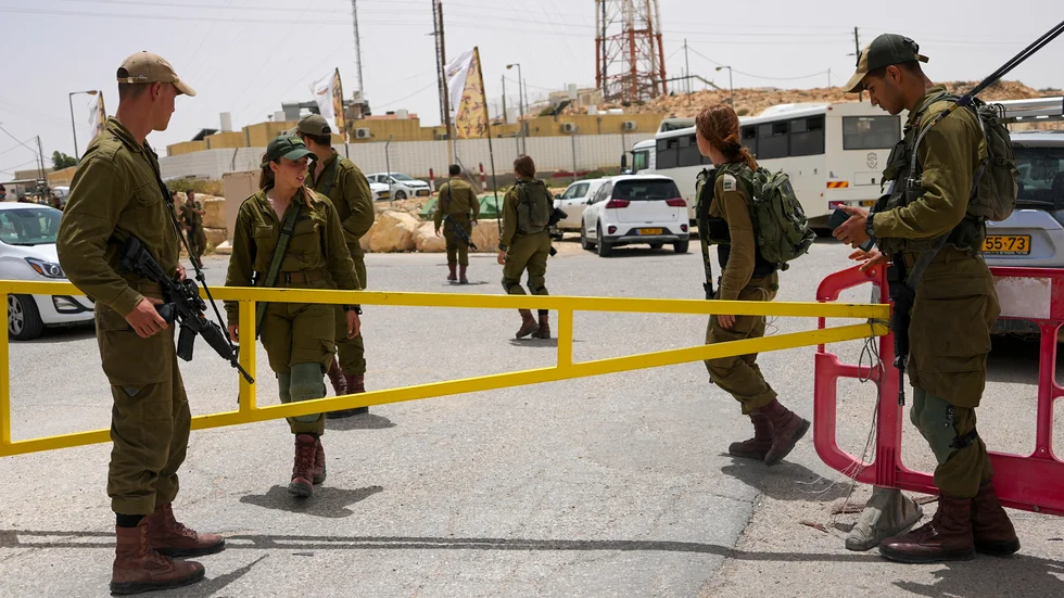 Fyra personer har dött i en ovanlig eldväxling i Israel vid den vanligtvis lugna gränsen till Egypten, uppger den israeliska armén.