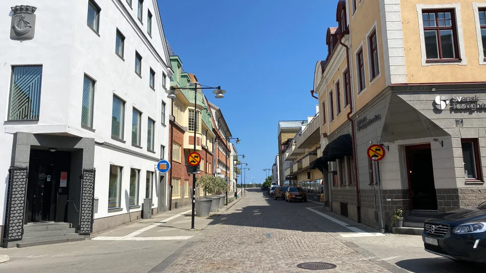 Korsningen Kvarngatan-Brunnsgatan, sedd från Brunnsgatan. Här gäller högerregeln, men många som kommer från Brunnsgatan uppifrån stationshållet lämnar inte företräde åt folk som kommer ut från Kvarngatan, upplever skribenten.