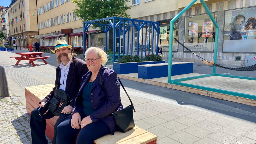 Ismajl och Ryva Binakaj säger "Bravo kommunen" om satsningen på bänkar och dekorationer bland annat.