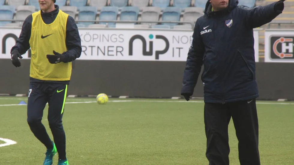 Jens Gustafsson matchade exakt samma elva som i premiären på torsdagens träning. Det lär inte bli några ändringar mot Örebro på lördag.