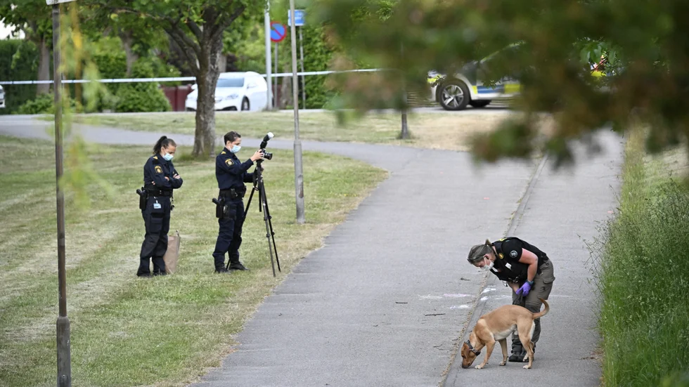 Polis och kriminaltekniker undersöker den plats på en gång- och cykelväg i Ängelholm där flickan blev attackerad. Arkivbild.