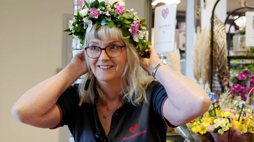 Bäst är att ha en bra stomme som man binder blommorna på och om den är svår att göra kan man få hjälp hos en lokal blomsterhandlare. En bra stomme kan bestå av ståltråd som virats med floratejp och grön spoltråd.