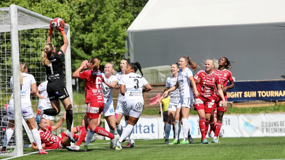 Piteå hade 10 hörnor i matchen mot Kalmar. På bilden greppar målvakten Anna Koivunen bollen. En liggande Sara Eriksson, en framstormande Olivia Holm (6), Wilma Carlsson och Anam Imo är PIF-spelarna som följer bollbanan