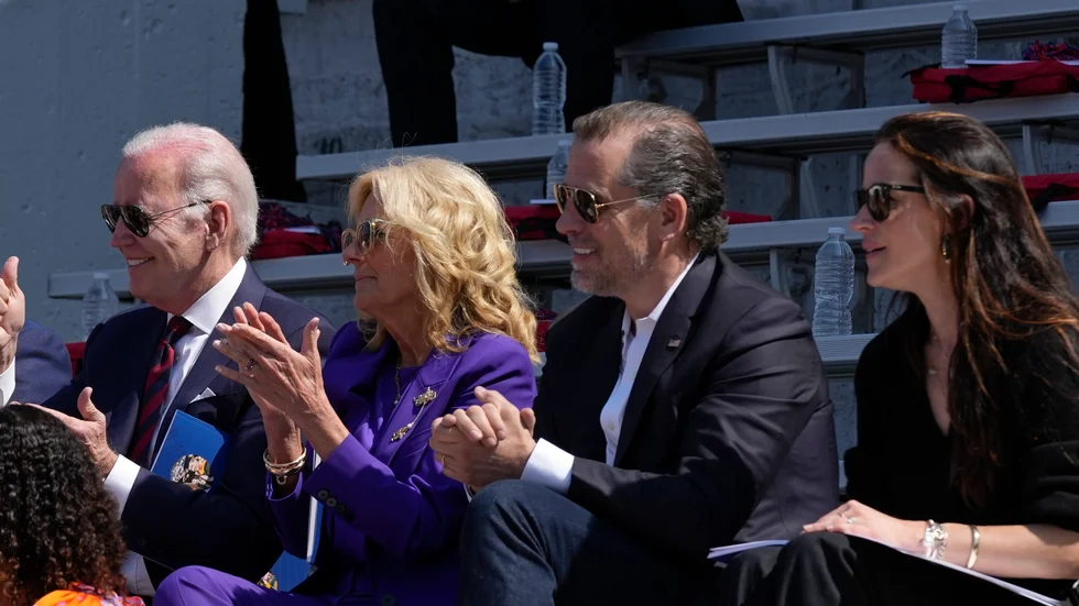 Delar av Biden-släkten vid ett evenemang i maj: President Joe Biden med hustrun Jill, och till höger om dem barnen Hunter och Ashley Biden.