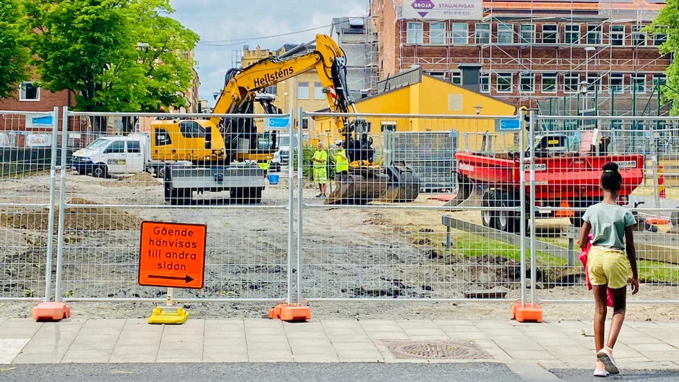 Nu har ombyggnaden startat på Smedjegatan utanför S:t Eskils gymnasium.