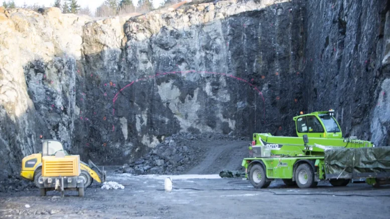 Tunneln genom Ersmarksberget kommer att försenas med minst ett år.