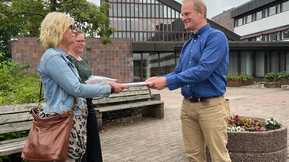 Varsågod! Teresia Flyckt och Joppe Egnell lämnar över 693 namnunderskrifter till Mats Annerfeldt (S), kommunstyrelsens ordförande, i en försök att rädda deltidsstyrkan i Hällestad.