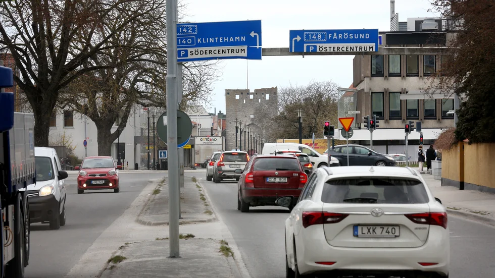 Österväg är ett problemområde, där trafiksignalerna är gamla och då och då blinkar gult eller inte alls. Nivåerna av partiklar i luften var i våras 20 gånger högre än samma tid på Sveavägen i Stockholm.