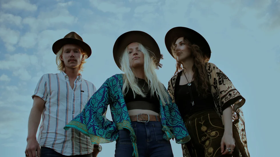 Gruppen Halm med Johanna Sandgren (sång och banjo), Lisa Johansson (sång och gitarr) och William Ignberg (gitarr) spelar på Summertime i sommar.