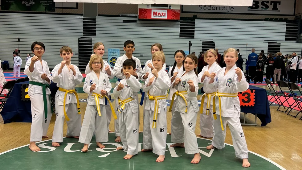 Unga deltagare i Eskilstuna ITF Taekwon-Do som tävlade i Svea Cup i helgen.