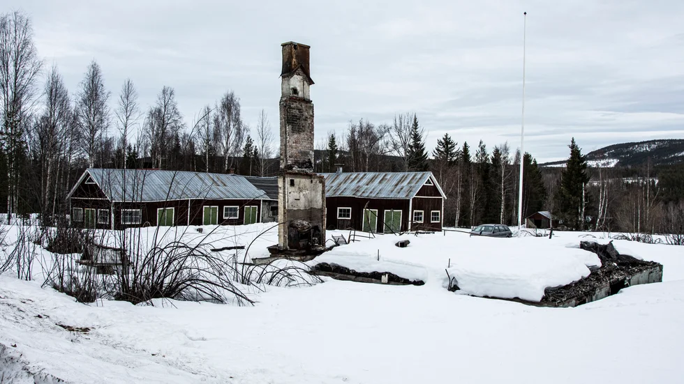 En brottsdömd man från Töreboda har folkbokfört sig i det nedbrunna huset i Skröven.