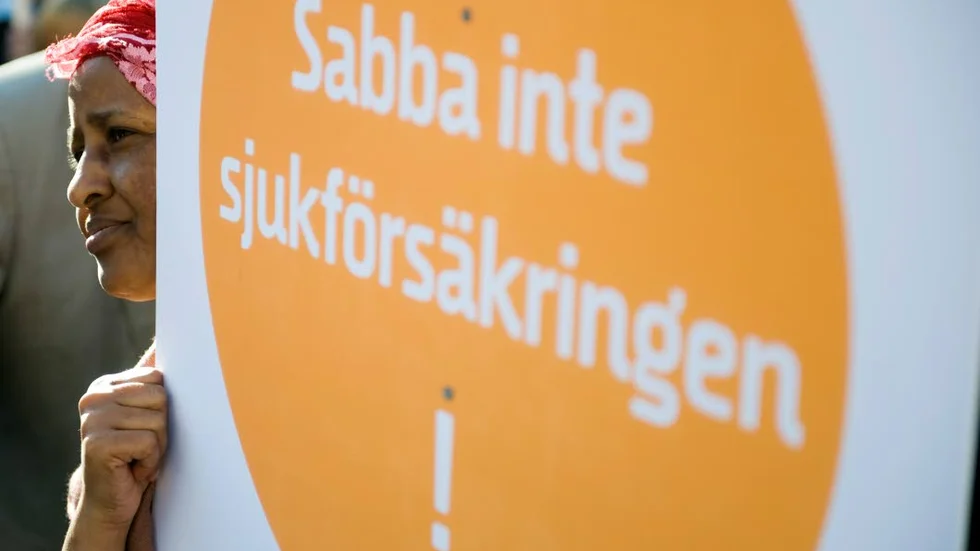 SJUKFÖRSÄKRINGEN. I juni 2008 demonstrerade LO mot alliansregeringens försämringar i sjukförsäkringen. Nu måste den rödgröna regeringen återupprätta en trygg och rättssäker sjukförsäkring.?