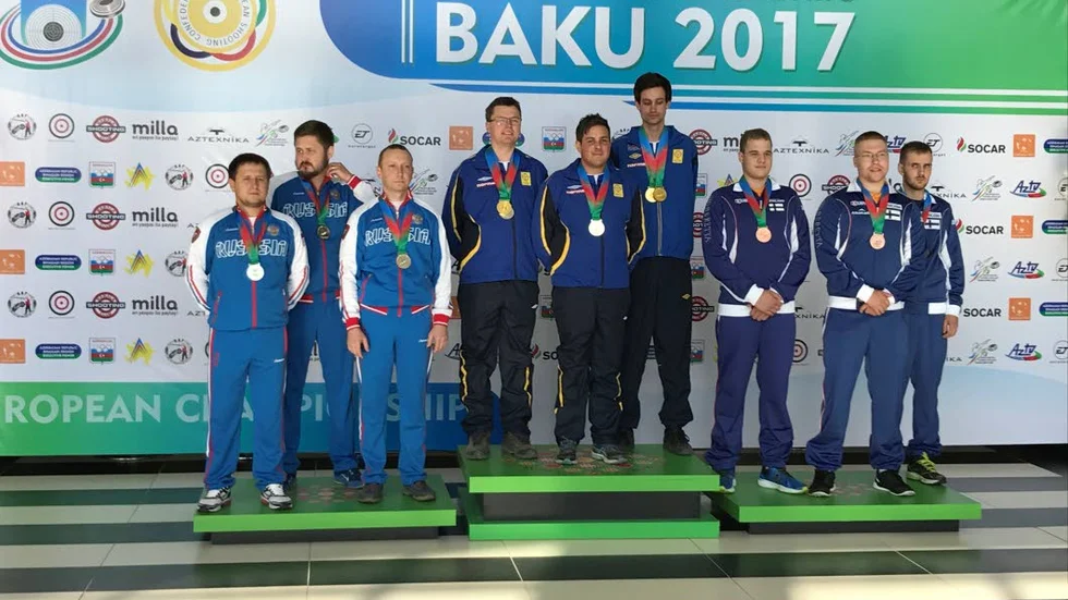 Guldhjältar. Rickard Johansson, i mitten, bidrog till det svenska guldet i lagtävlingen vid EM i Baku.