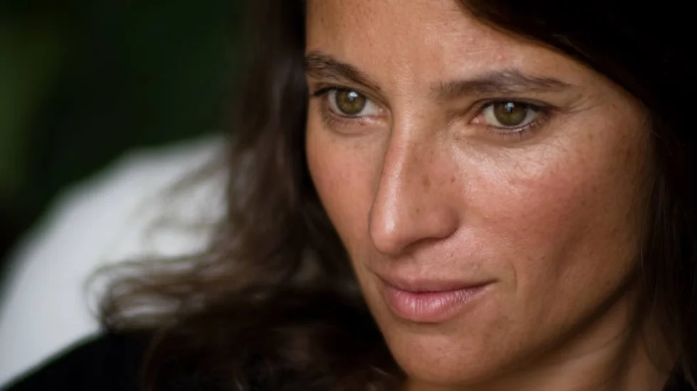 Fransk-algerisk. Nina Bouraoui, född 1967, räknas som en av Frankrikes mest betydande författare av idag.  2005 belönades hon med det prestigefyllda Prix Renaudot.