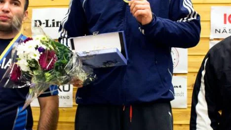 Johan Eurén håller upp sin tredje guldmedalj från Cup Haparanda.foto: gustaf nilsson