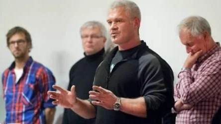 Öyvind Fjeldseth, Norges jeger- och fiskerförbund, gav exempel på hur vårt västra grannland lyckats med fisketurismen. I bakgrunden syns Karl Lundström, Sveriges lantbruksuniversitet, Reinhold Andefors, Norrbotten kustfiskareförbund och Håkan Carlstrand från Havs- och vattenmyndigheten.FOTO: Göran Ström
