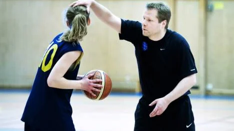Till hösten lämnar han skolan för att ta över huvudansvaret för Northland i damligan, men än så länge är Mikael Johansson en av Basketgymnasiets tränare. Han är en smula orolig över de nya riktlinjerna från skolverket men tycker ändå att BG är på rätt spår.
