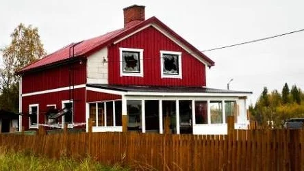 Hundskall och en och annan bilmotor var det enda som hördes  vid huset medan teknikerna arbetade för fullt för att kunna lista ut vad som hänt när kvinnan bragts om livet.FOTO: Oskar Lindgren