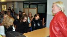 Elisabeth Dahlin har själv gått på Manhemsskolan en gång i tiden, i går besökte hon den i egenskap av Rädda Barnens generalsekreterare.