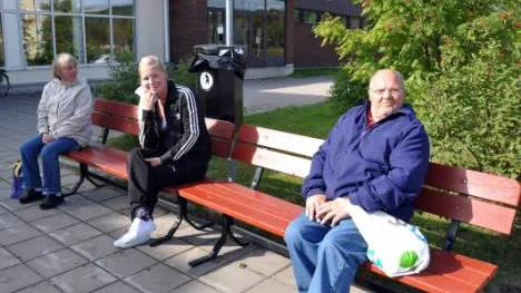 Rut Ylipää, Emma Johansson Koski och Kurt Grahn vill ha kvar simhallen i Malmberget. Något måste få finna kvar i den sargade gruvorten, tycker de. FOTO: Marie Ridderström