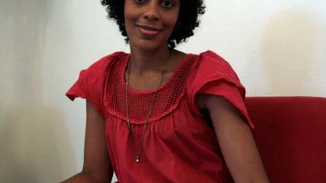 Anna Munyua har arbetat som lärare i Stockholm, men flyttade tillbaka till Norrbotten när hon bildade familj. I veckan har hennes första barnbok kommit ut. Foto: Ida Folkesson